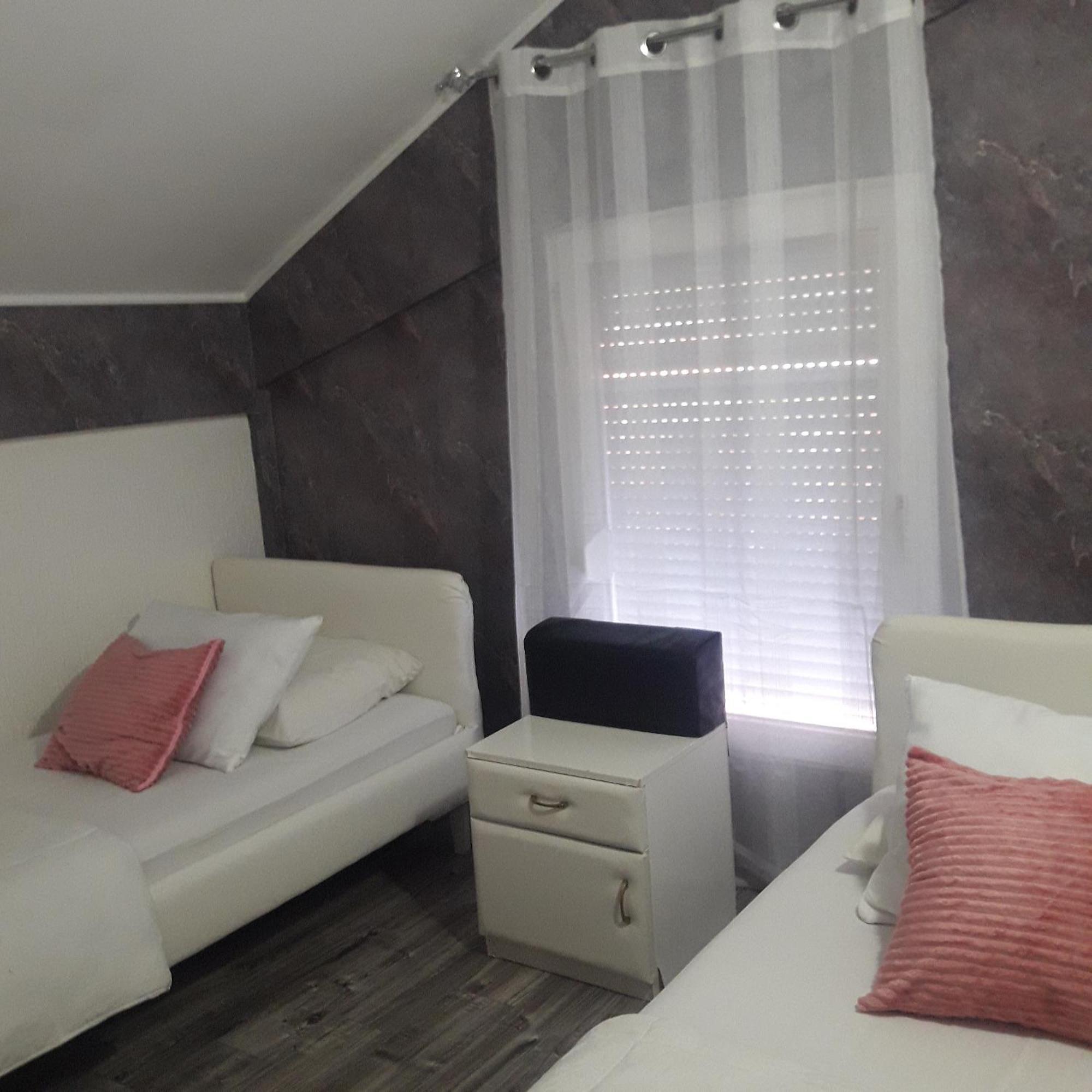 Apartmani Ni Buitenkant foto